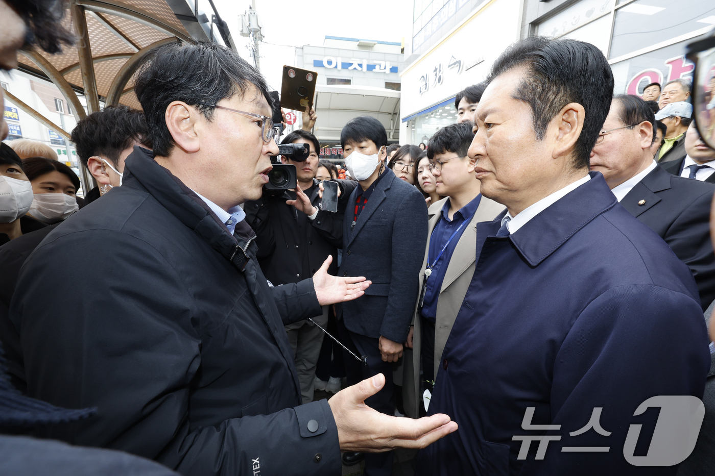 (영광=뉴스1) 김태성 기자 = 정청래 더불어민주당 대표가 6일 전남 영광터미널 시장에서 조성철 함평 군수 출마자로부터 '부적격'에 관련해 항의를 받고 있다. 2026.3.6/뉴스 …