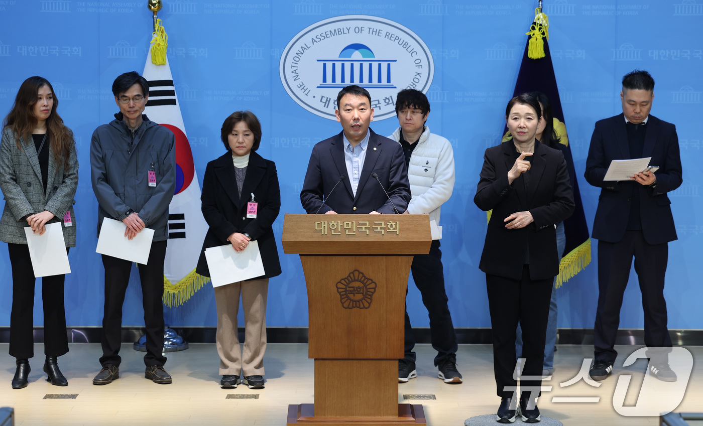 (서울=뉴스1) 신웅수 기자 = 김용민 더불어민주당 의원이 6일 서울 여의도 국회 소통관에서 열린 검찰 개혁 관련 당원 단체 기자회견에서 발언하고 있다. 2026.3.6/뉴스1