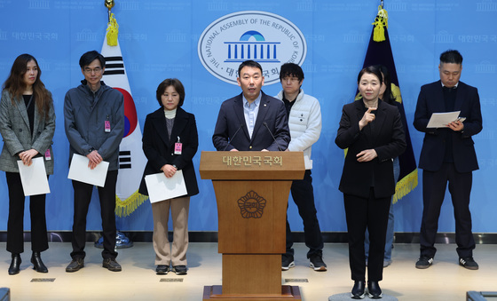 검찰개혁 관련 당원단체 기자회견 주선하는 김용민