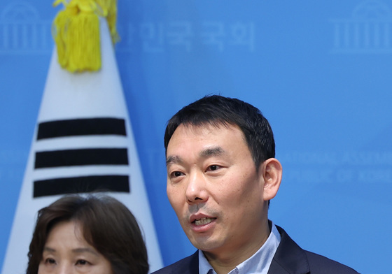 기자회견하는 김용민 의원