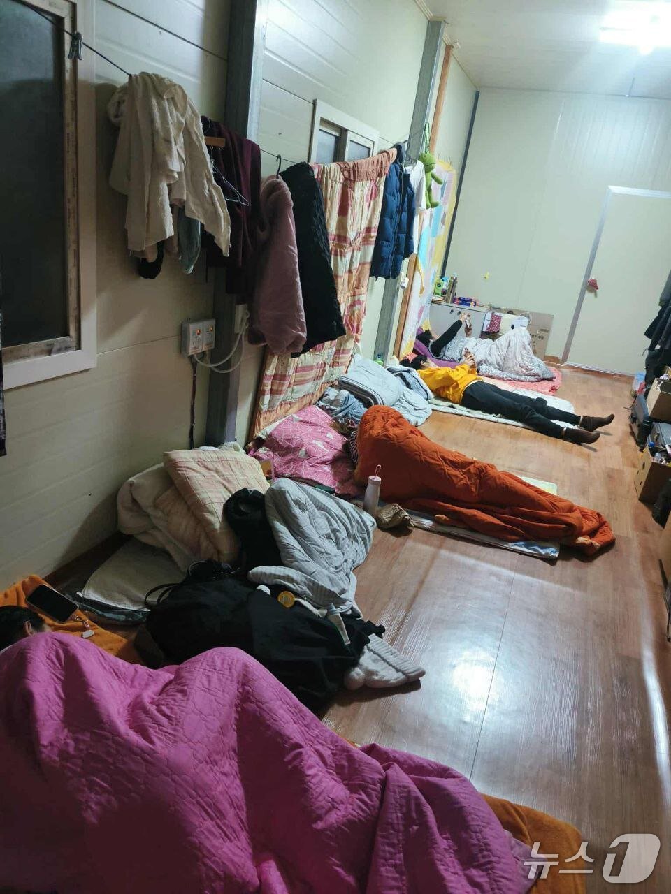본문 이미지 - 계절노동자 15명이 함께 생활해온 고흥 굴양식장 기숙사 내부의 모습. (전남이주노동자인권네트워크 제공. 재판매 및 DB 금지)