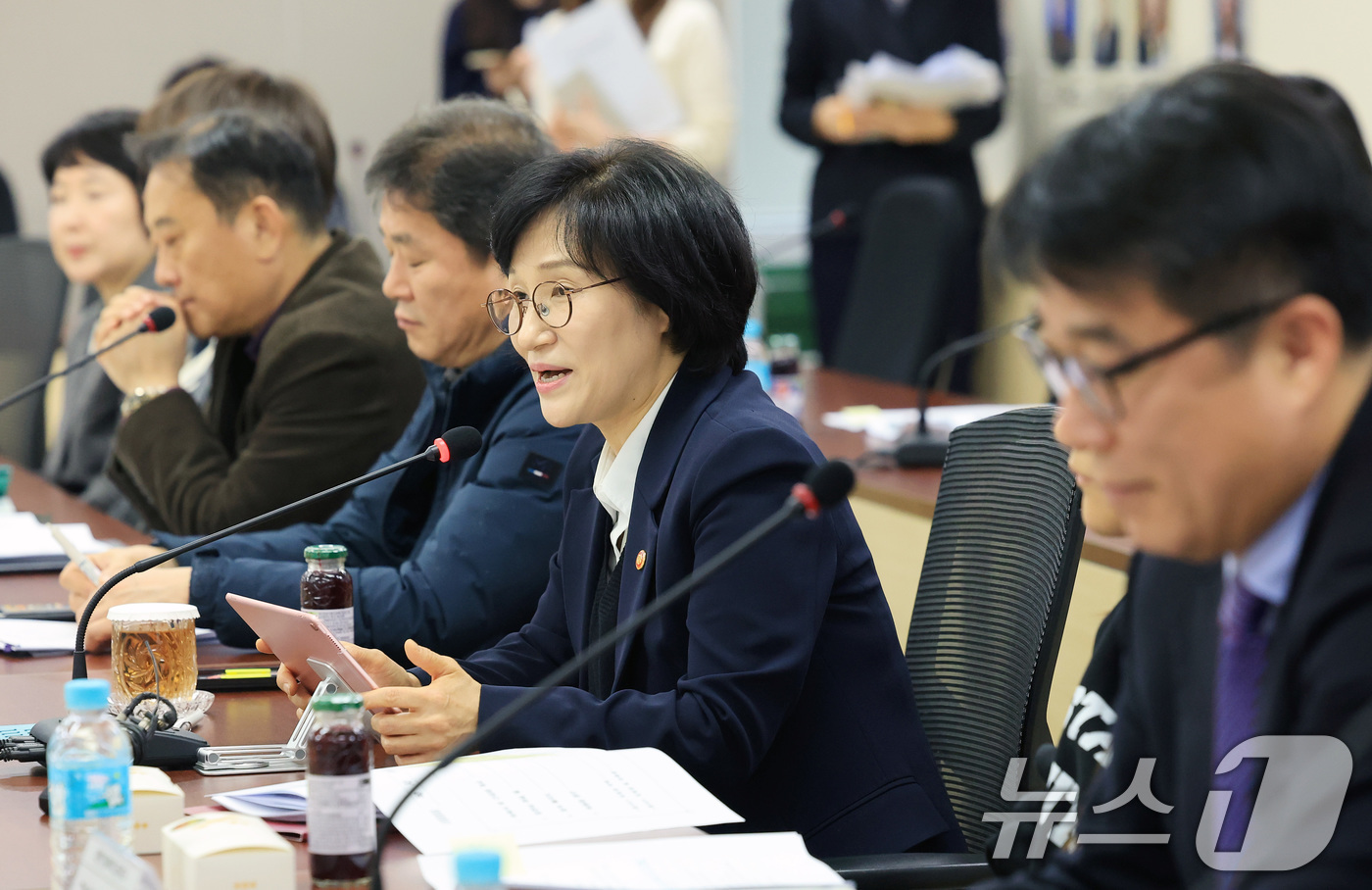 (서울=뉴스1) 임세영 기자 = 원민경 성평등가족부 장관이 6일 서울 종로구 정부서울청사에서 열린 청소년과 함께하는 안전한 디지털 환경 조성을 위한 간담회에서 인사말을 하고 있다. …