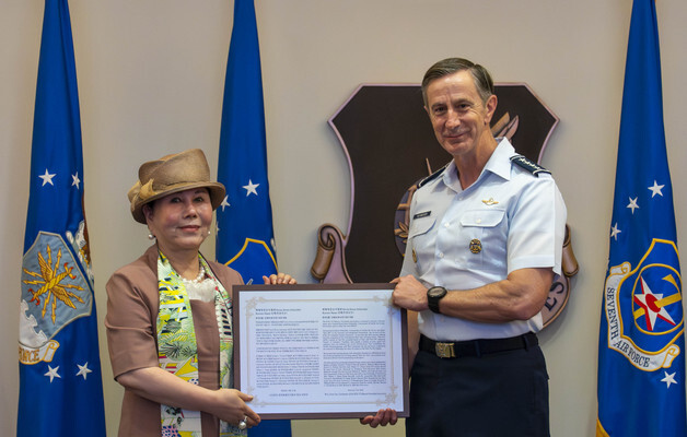 한미동맹친선협회, 美태평양공군사령관에 한국 이름 '신태우' 선물