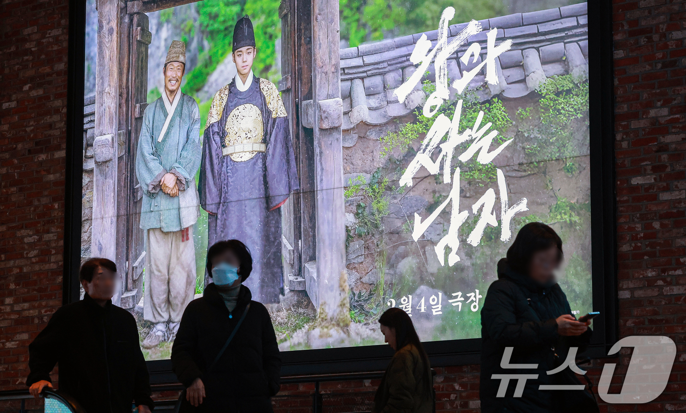 (서울=뉴스1) 이호윤 기자 = 영화 '왕과 사는 남자'의 누적관객수가 1000만명을 넘긴 6일 서울의 한 영화관에 영화 '왕과 사는 남자' 광고판이 걸려 있다. 2026.3.6/ …