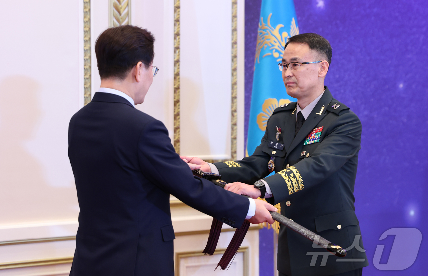 (서울=뉴스1) 허경 기자 = 이재명 대통령이 6일 청와대 영빈관에서 열린 2026년 준장 진급 장성 삼정검 수여식에서 김문상 합참 민군작전부장(준장)에게 삼정검을 수여하고 있다. …
