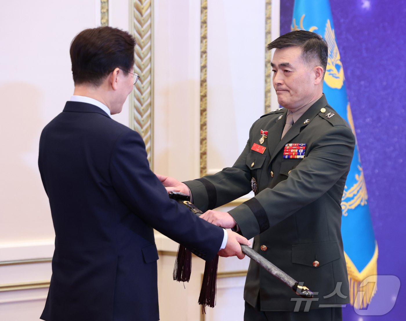 (서울=뉴스1) 허경 기자 = 이재명 대통령이 6일 청와대 영빈관에서 열린 2026년 준장 진급 장성 삼정검 수여식에서 박정훈 국방부 조사본부장(준장)에게 삼정검을 수여하고 있다. …