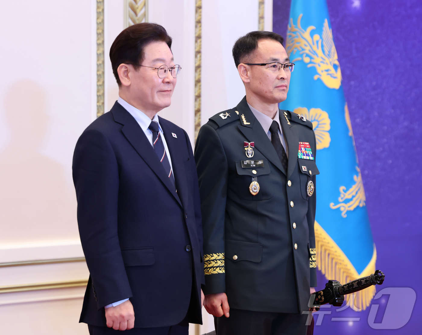 (서울=뉴스1) 허경 기자 = 이재명 대통령이 6일 청와대 영빈관에서 열린 2026년 준장 진급 장성 삼정검 수여식에서 김문상 합참 민군작전부장(준장)에게 삼정검을 수여하고 기념촬 …