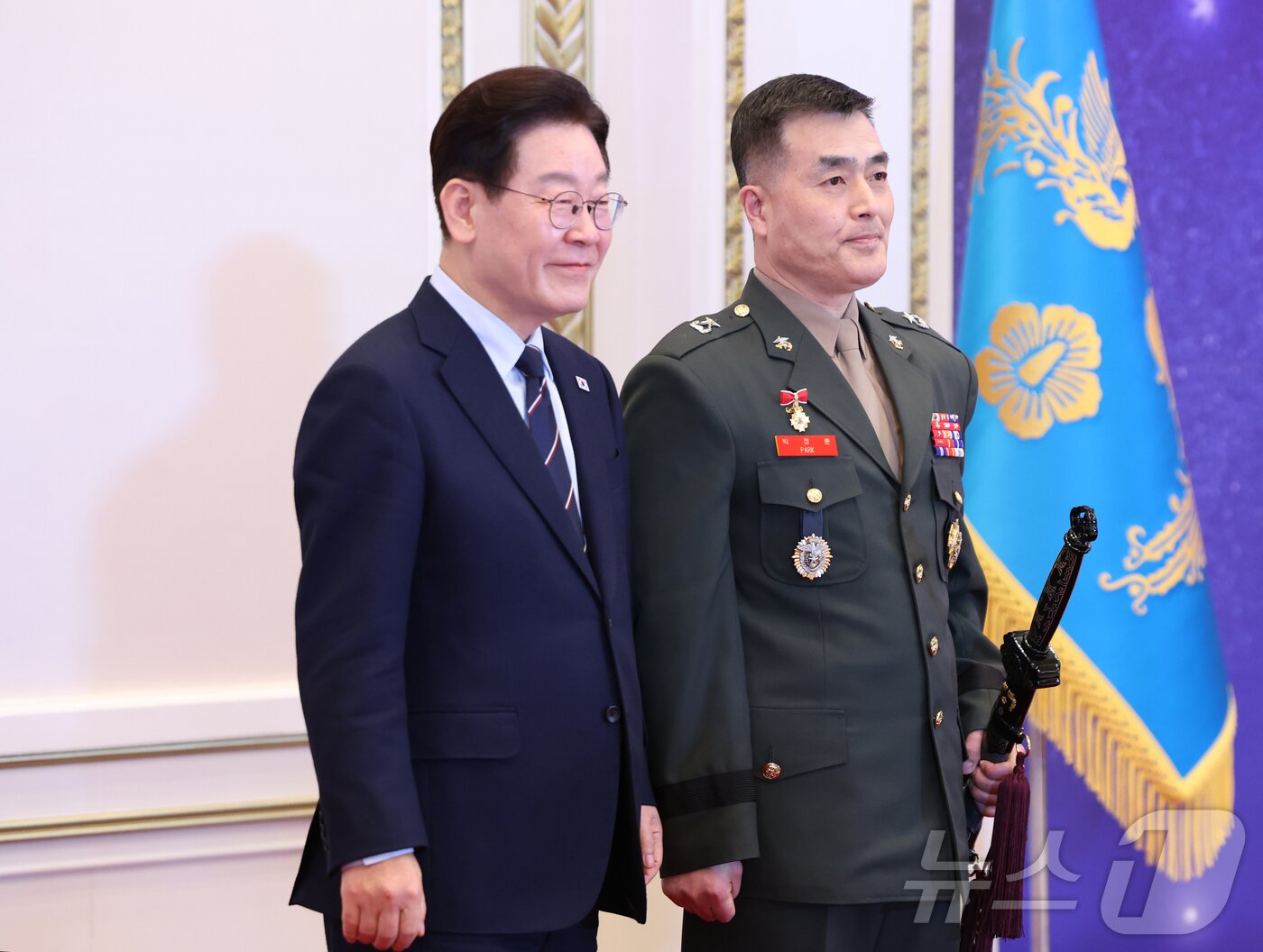 본문 이미지 - 이재명 대통령이 6일 청와대 영빈관에서 열린 2026년 준장 진급 장성 삼정검 수여식에서 박정훈 국방부 조사본부장(준장)과 기념촬영을 하고 있다. 2026.3.6 ⓒ 뉴스1 허경 기자