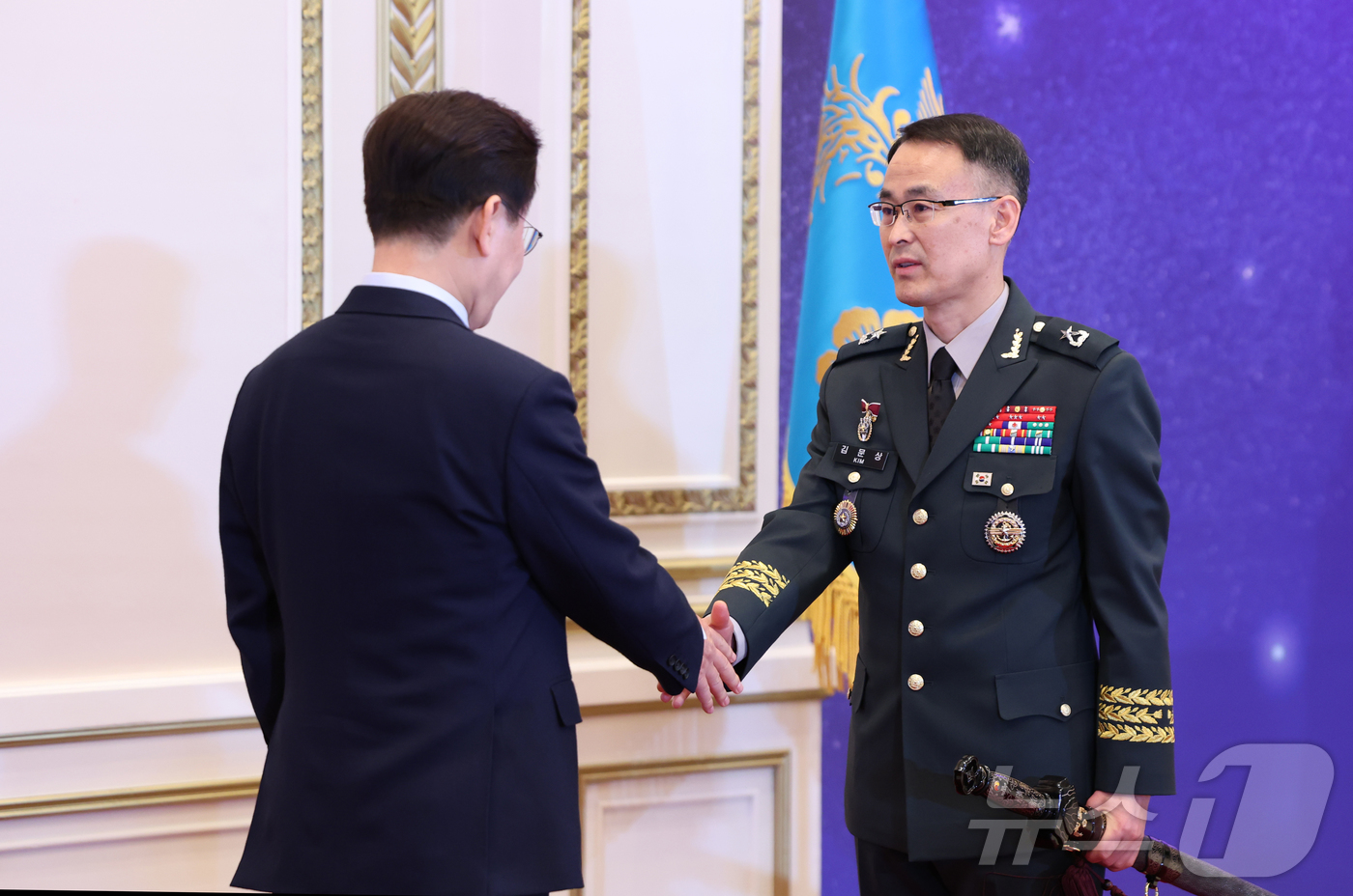(서울=뉴스1) 허경 기자 = 이재명 대통령이 6일 청와대 영빈관에서 열린 2026년 준장 진급 장성 삼정검 수여식에서 김문상 합참 민군작전부장(준장)에게 삼정검을 수여하고 악수를 …