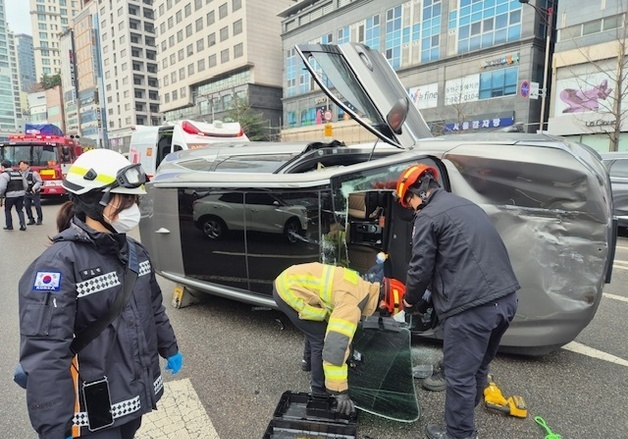 동탄 도로서 3중 추돌 사고…차 1대 전도, 50대 여성 갇혔다 구조