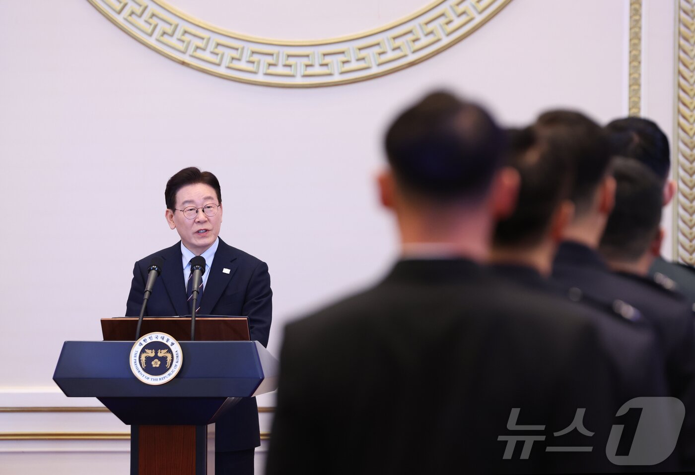 본문 이미지 - 이재명 대통령이 6일 청와대 영빈관에서 열린 2026년 준장 진급 장성 삼정검 수여식에서 격려사를 하고 있다. 2026.3.6 ⓒ 뉴스1 허경 기자