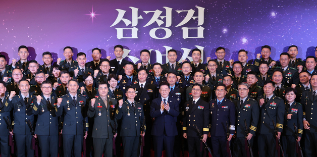 李대통령, 박정훈 등 준장 진급자에 삼정검…"실추된 명예 회복"