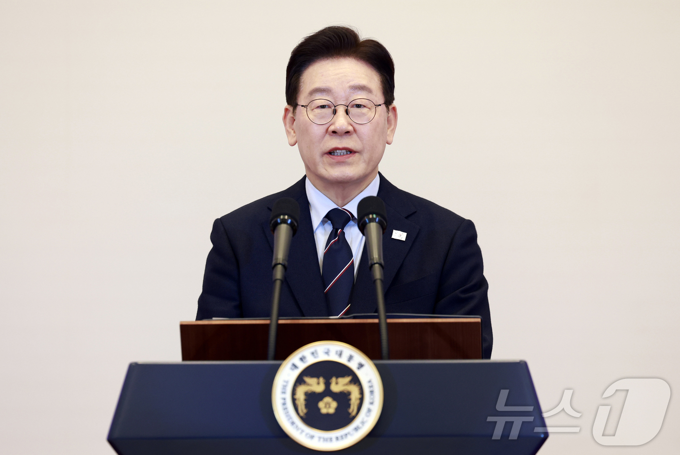 (서울=뉴스1) 허경 기자 = 이재명 대통령이 6일 청와대 영빈관에서 열린 2026년 준장 진급 장성 삼정검 수여식에서 격려사를 하고 있다. (청와대통신사진기자단)  2026.3. …