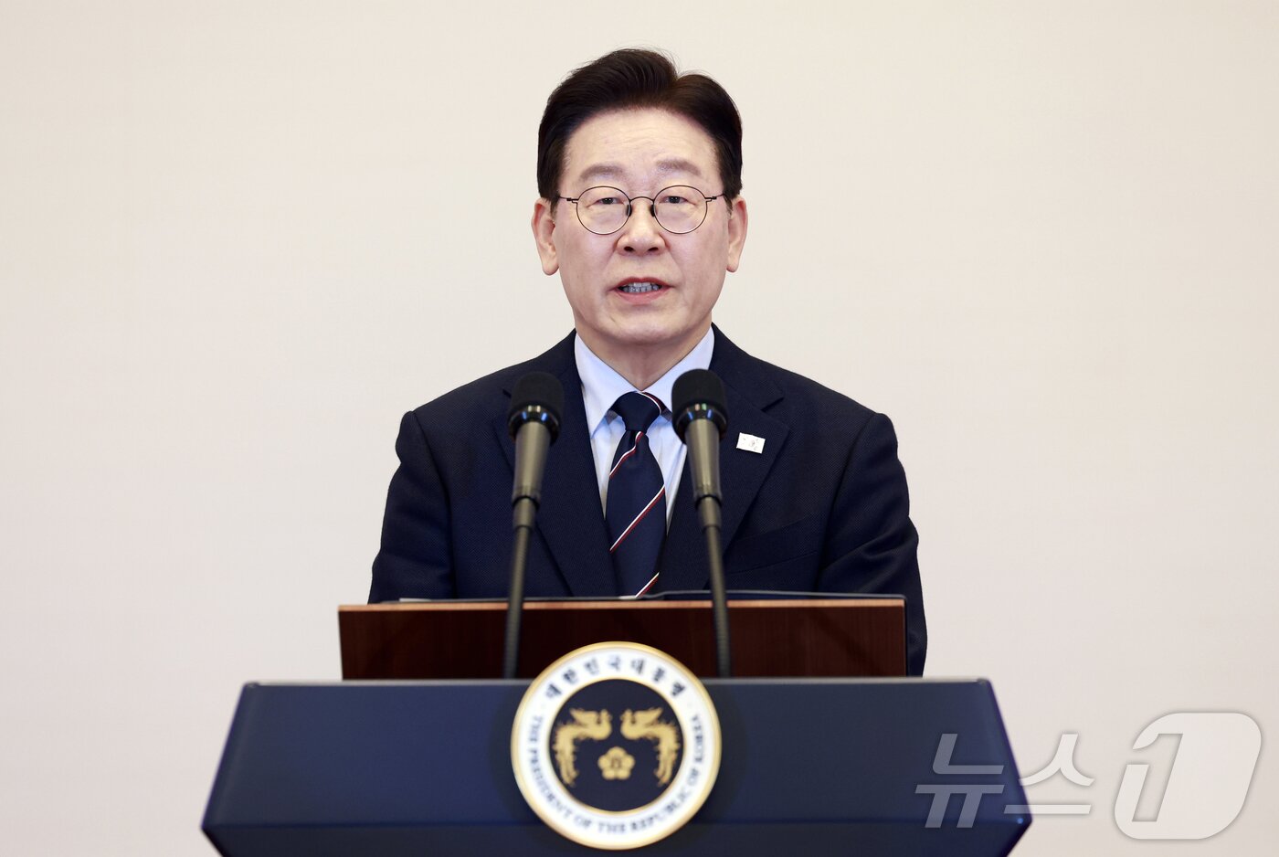 본문 이미지 - 이재명 대통령이 지난 6일 청와대 영빈관에서 열린 2026년 준장 진급 장성 삼정검 수여식에서 격려사를 하고 있다. (청와대통신사진기자단) 2026.3.6 ⓒ 뉴스1 허경 기자