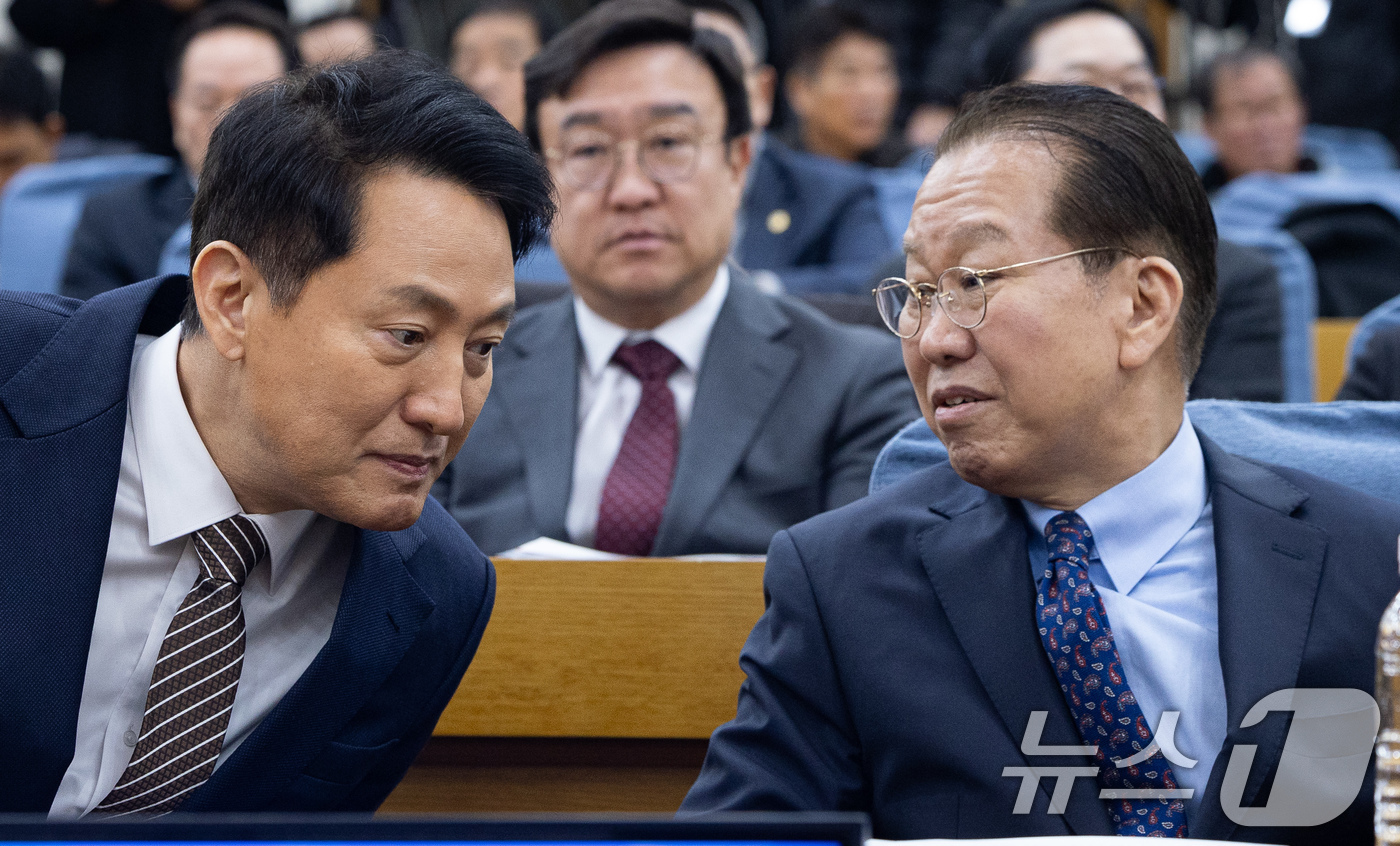 (서울=뉴스1) 유승관 기자 = 오세훈 서울시장과 권영세 국민의힘 의원이 6일 서울 여의도 국회 의원회관에서 열린 용산국제업무지구 '글로벌 허브' 인가 '거대 베드타운'인가? 주택 …