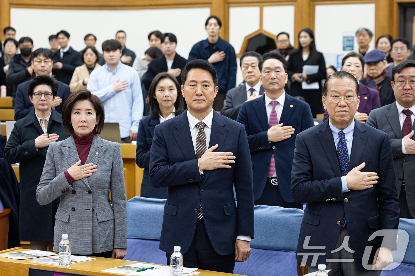 (서울=뉴스1) 유승관 기자 = 오세훈 서울시장과 권영세 국민의힘 의원을 비롯한 참석자들이 6일 서울 여의도 국회 의원회관에서 열린 용산국제업무지구 '글로벌 허브' 인가 '거대 베 …