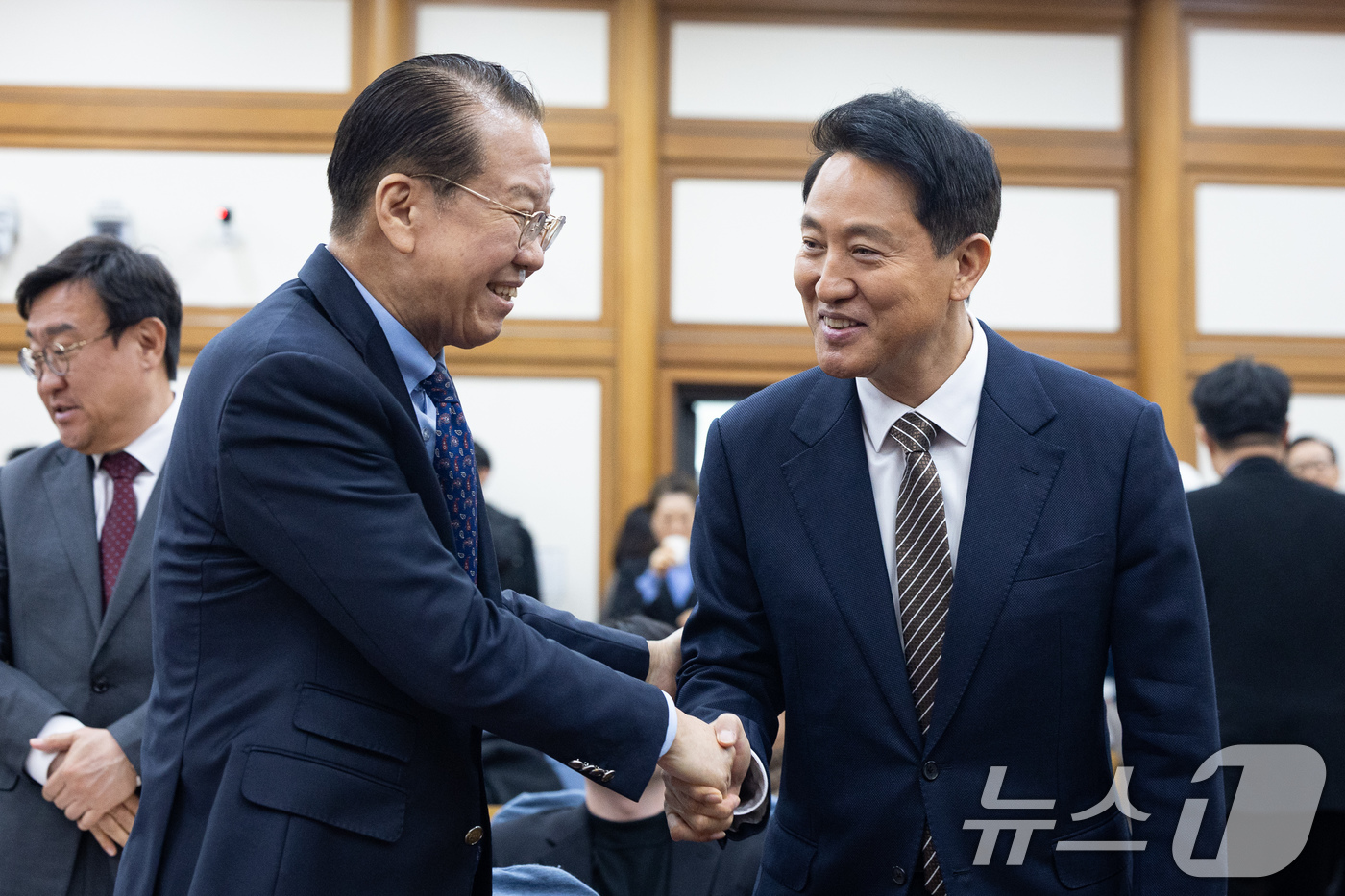 (서울=뉴스1) 유승관 기자 = 오세훈 서울시장과 권영세 국민의힘 의원이 6일 서울 여의도 국회 의원회관에서 열린 용산국제업무지구 '글로벌 허브' 인가 '거대 베드타운'인가? 주택 …