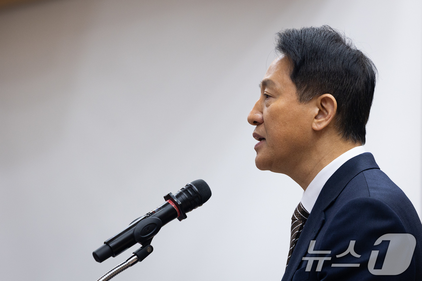 (서울=뉴스1) 유승관 기자 = 오세훈 서울시장이 6일 서울 여의도 국회 의원회관에서 열린 용산국제업무지구 '글로벌 허브' 인가 '거대 베드타운'인가? 주택 1만호 공급 논란과 해 …