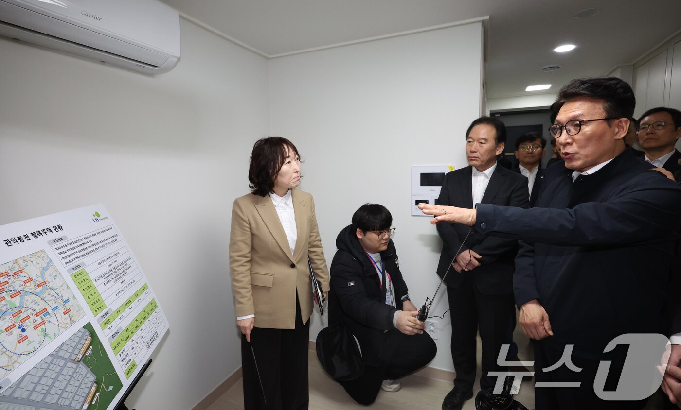 본문 이미지 - 김민석 국무총리가 6일 오후 서울 관악구 청년 공공임대주택(행복주택)에서 '젊은 한국 투어' 청년 공공임대주택 거주 청년과의 만남에 앞서 주택을 둘러보고 있다. 2026.3.6 ⓒ 뉴스1 김명섭 기자