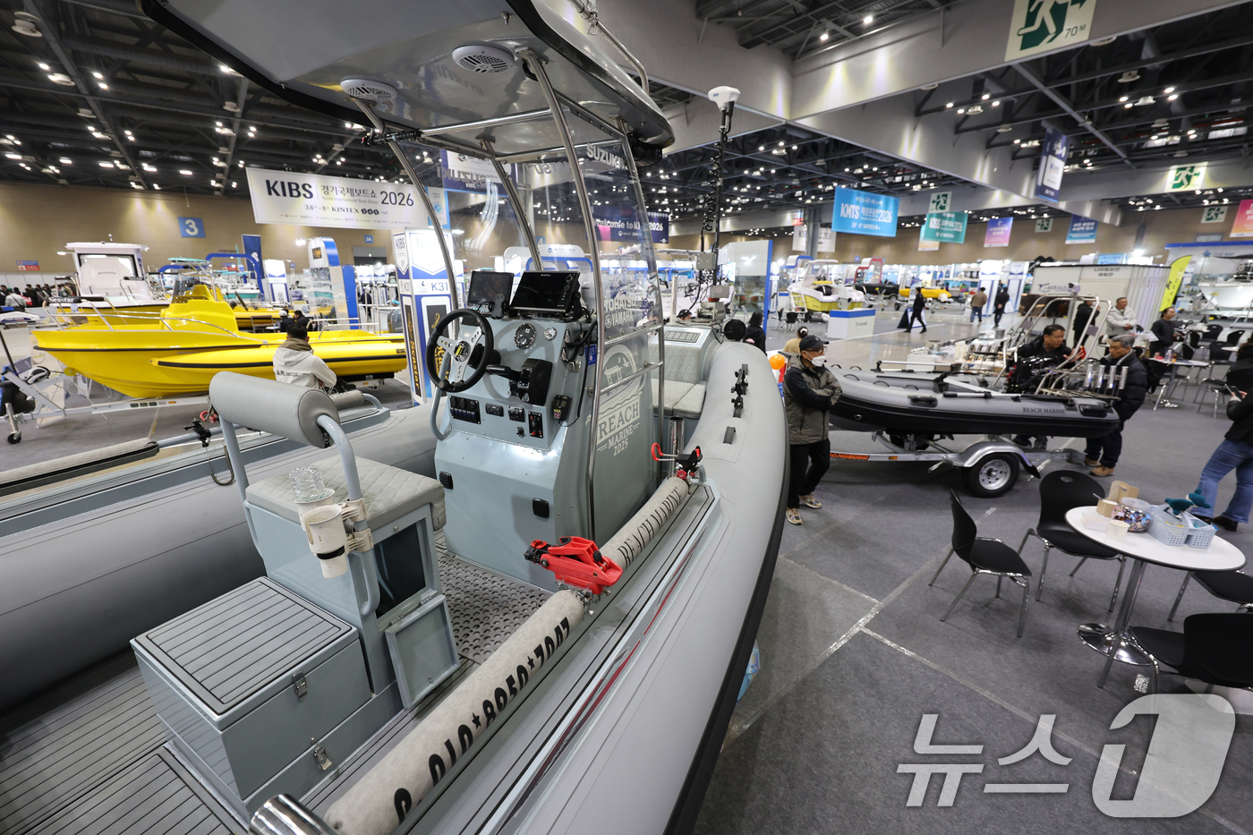(고양=뉴스1) 황기선 기자 = 6일 경기 고양시 일산서구 킨텍스에서 열린 '2026 경기국제보트쇼'에서 관람객들이 제품을 둘러보고 있다. 2026.3.6/뉴스1