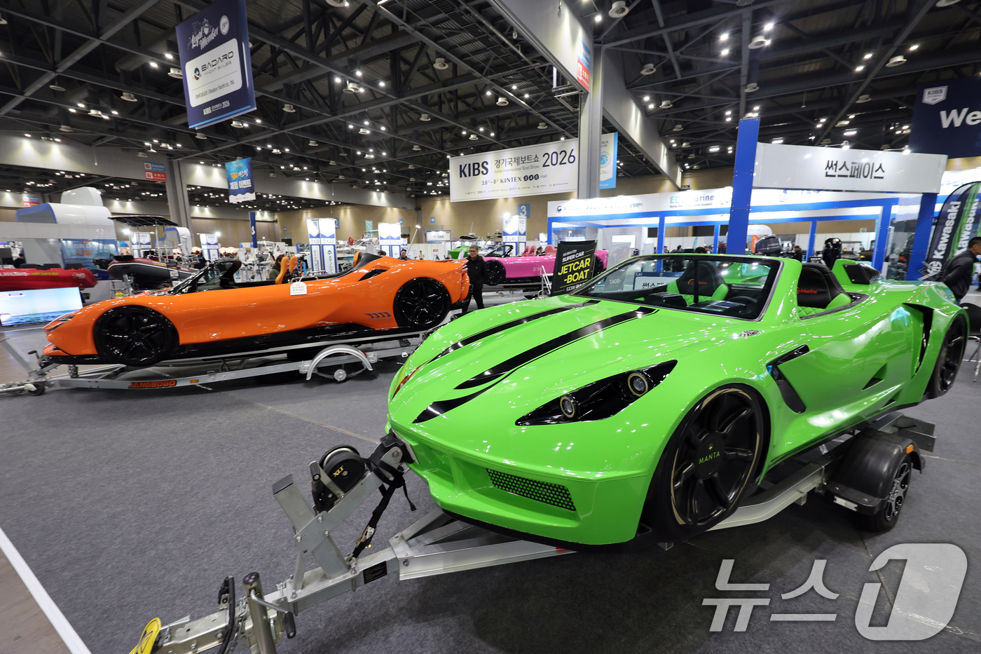 (고양=뉴스1) 황기선 기자 = 6일 경기 고양시 일산서구 킨텍스에서 열린 '2026 경기국제보트쇼'에서 관람객들이 제품을 둘러보고 있다. 2026.3.6/뉴스1