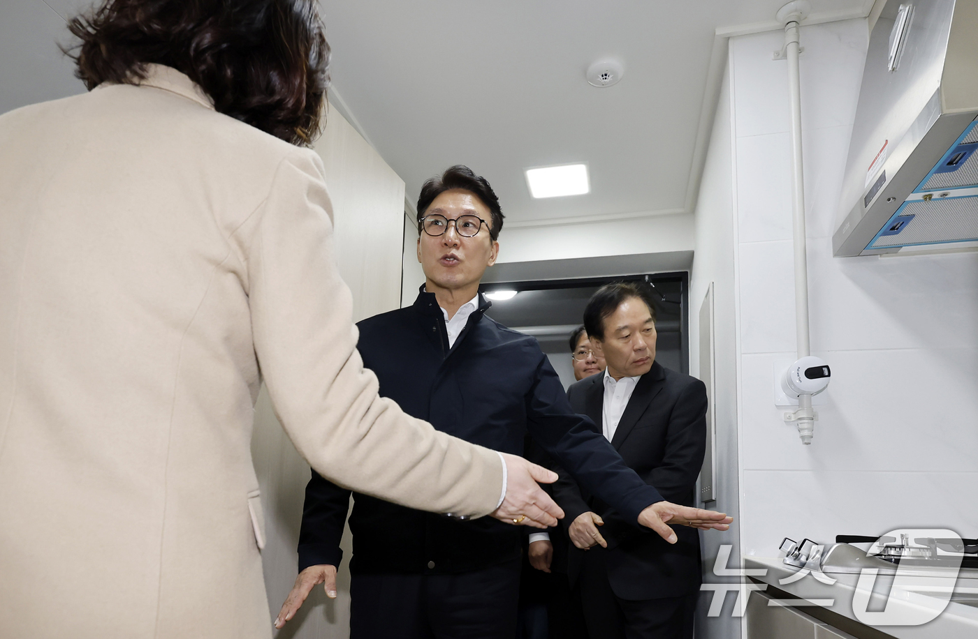 (서울=뉴스1) 김명섭 기자 = 김민석 국무총리가 6일 오후 서울 관악구 청년 공공임대주택(행복주택)에서 '젊은 한국 투어' 청년 공공임대주택 거주 청년과의 만남에 앞서 주택을 둘 …