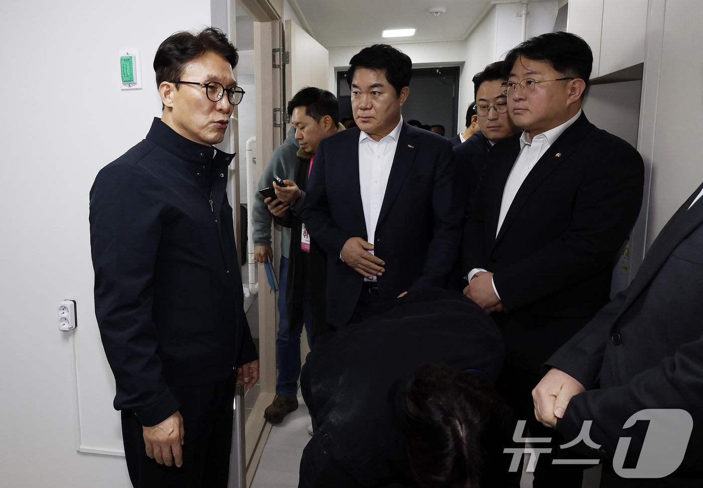 (서울=뉴스1) 김명섭 기자 = 김민석 국무총리가 6일 오후 서울 관악구 청년 공공임대주택(행복주택)에서 '젊은 한국 투어' 청년 공공임대주택 거주 청년과의 만남에 앞서 주택을 둘 …