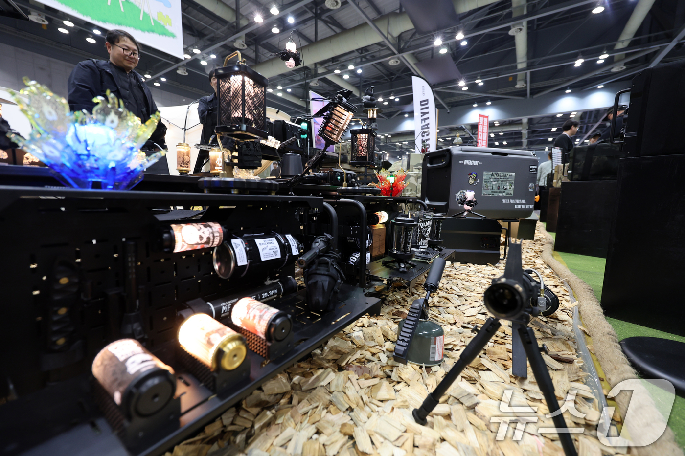 (고양=뉴스1) 황기선 기자 = 6일 경기 고양시 일산서구 킨텍스에서 열린 '2026 캠핑 앤 피크닉 페어'에서 관람객들이 제품을 둘러보고 있다. 2026.3.6/뉴스1