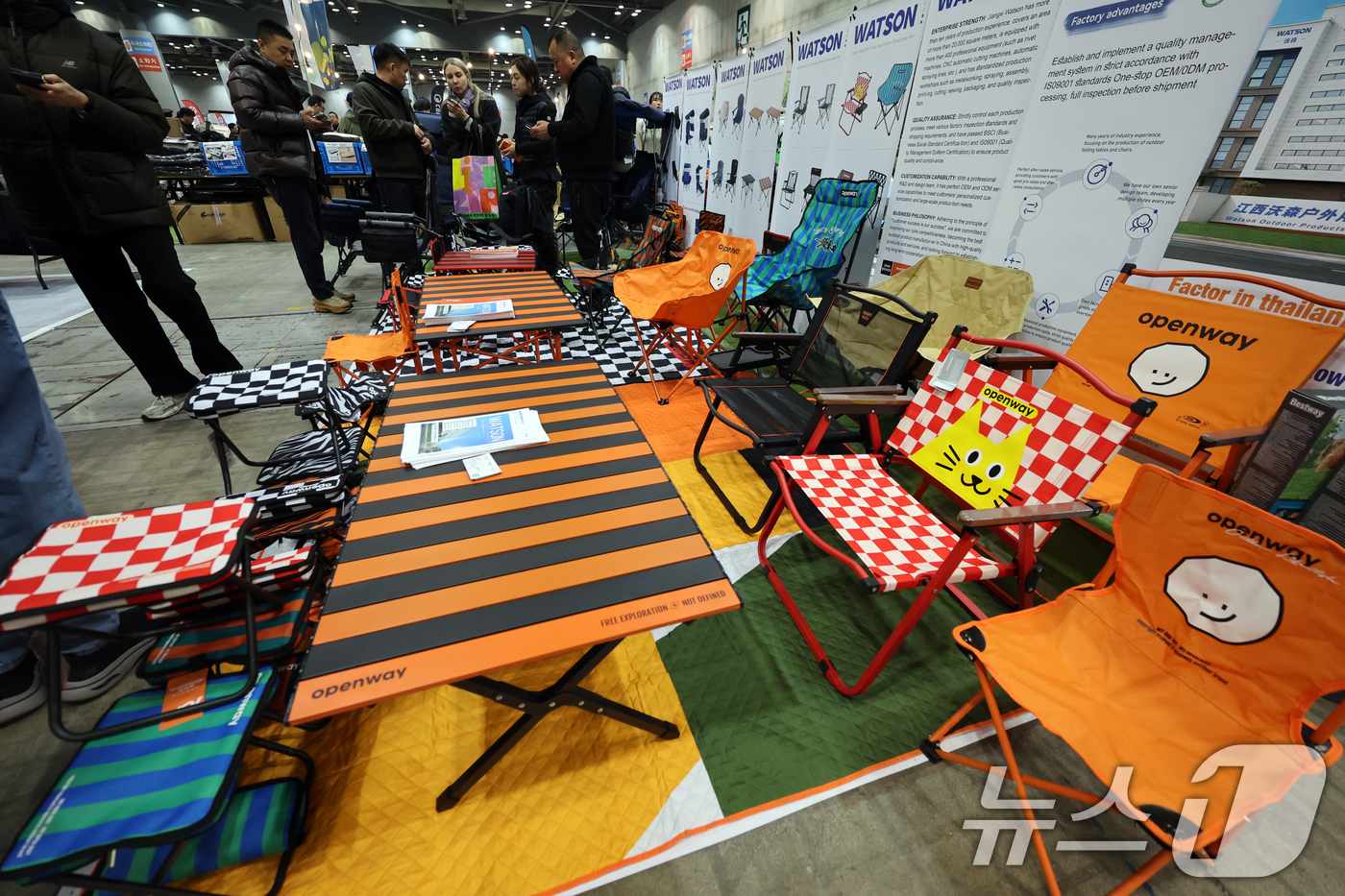 (고양=뉴스1) 황기선 기자 = 6일 경기 고양시 일산서구 킨텍스에서 열린 '2026 캠핑 앤 피크닉 페어'에서 관람객들이 제품을 둘러보고 있다. 2026.3.6/뉴스1