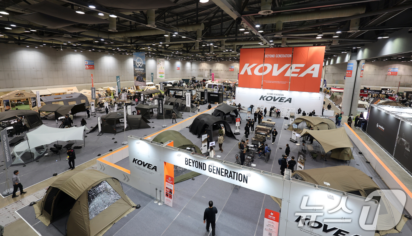 (고양=뉴스1) 황기선 기자 = 6일 경기 고양시 일산서구 킨텍스에서 열린 '2026 캠핑 앤 피크닉 페어'에서 관람객들이 제품을 둘러보고 있다. 2026.3.6/뉴스1