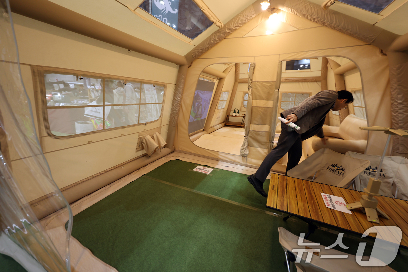 (고양=뉴스1) 황기선 기자 = 6일 경기 고양시 일산서구 킨텍스에서 열린 '2026 캠핑 앤 피크닉 페어'에서 관람객들이 제품을 둘러보고 있다. 2026.3.6/뉴스1