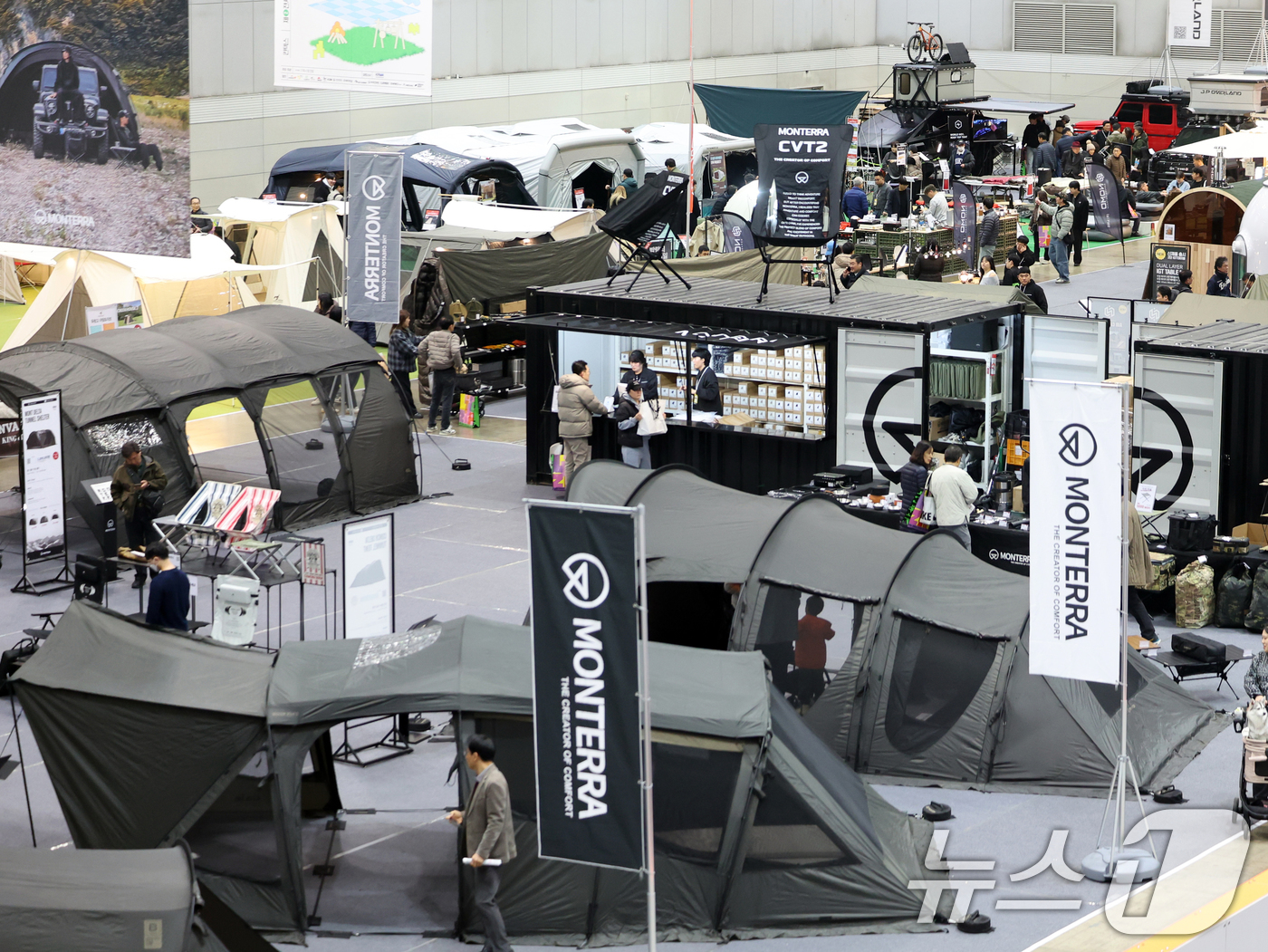 (고양=뉴스1) 황기선 기자 = 6일 경기 고양시 일산서구 킨텍스에서 열린 '2026 캠핑 앤 피크닉 페어'에서 관람객들이 제품을 둘러보고 있다. 2026.3.6/뉴스1