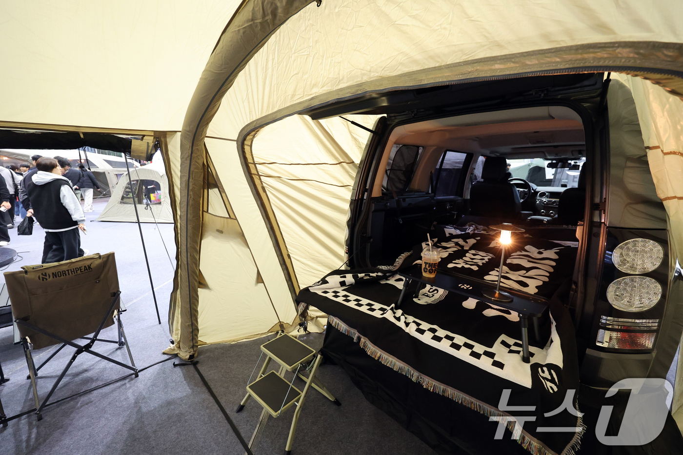 (고양=뉴스1) 황기선 기자 = 6일 경기 고양시 일산서구 킨텍스에서 열린 '2026 캠핑 앤 피크닉 페어'에서 관람객들이 제품을 둘러보고 있다. 2026.3.6/뉴스1