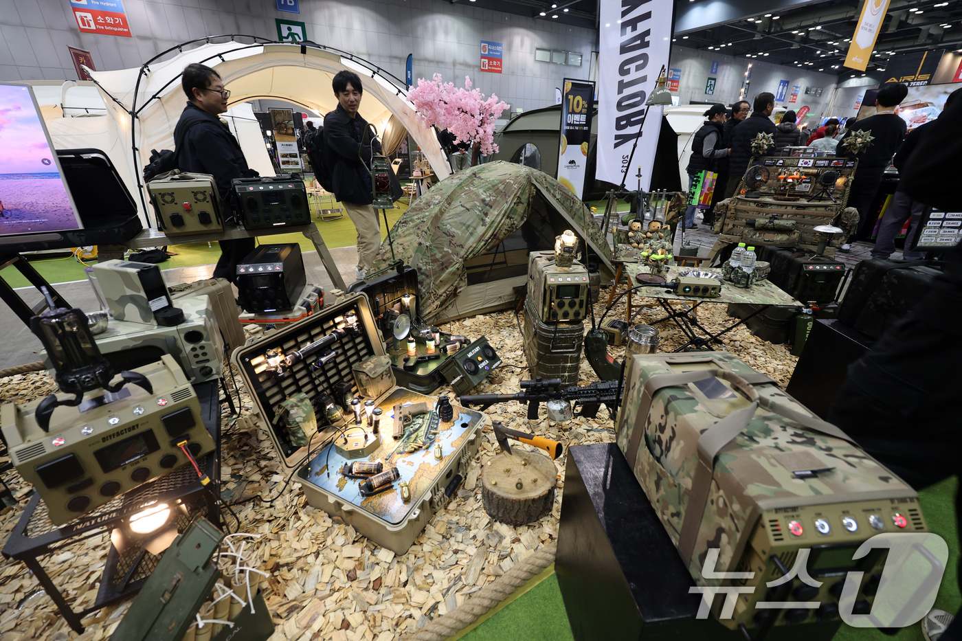 (고양=뉴스1) 황기선 기자 = 6일 경기 고양시 일산서구 킨텍스에서 열린 '2026 캠핑 앤 피크닉 페어'에서 관람객들이 제품을 둘러보고 있다. 2026.3.6/뉴스1