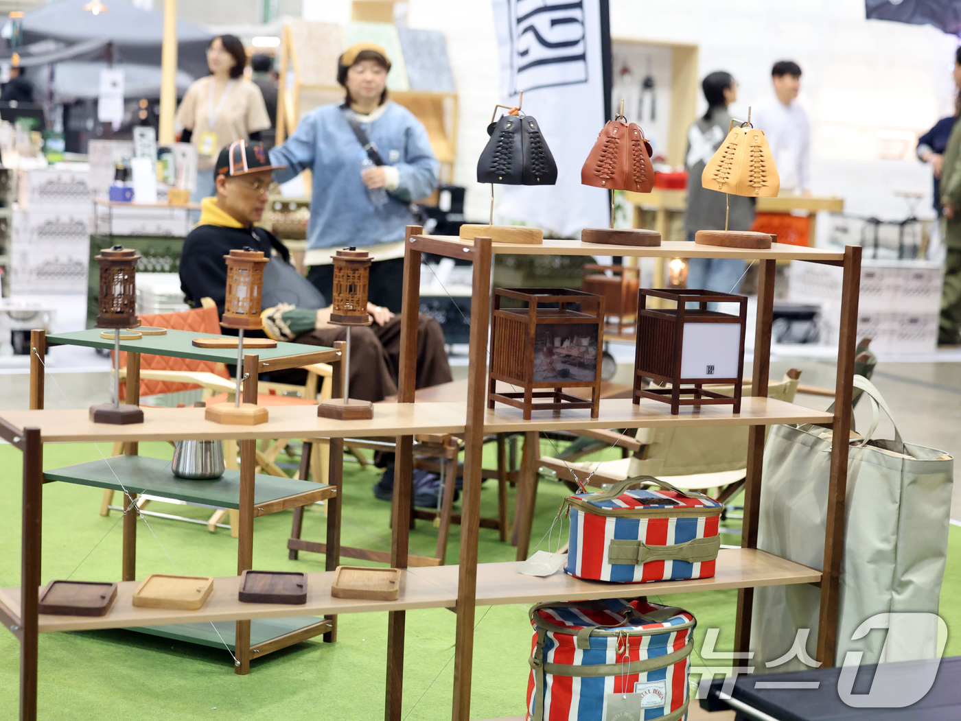 (고양=뉴스1) 황기선 기자 = 6일 경기 고양시 일산서구 킨텍스에서 열린 '2026 캠핑 앤 피크닉 페어'에서 관람객들이 제품을 둘러보고 있다. 2026.3.6/뉴스1