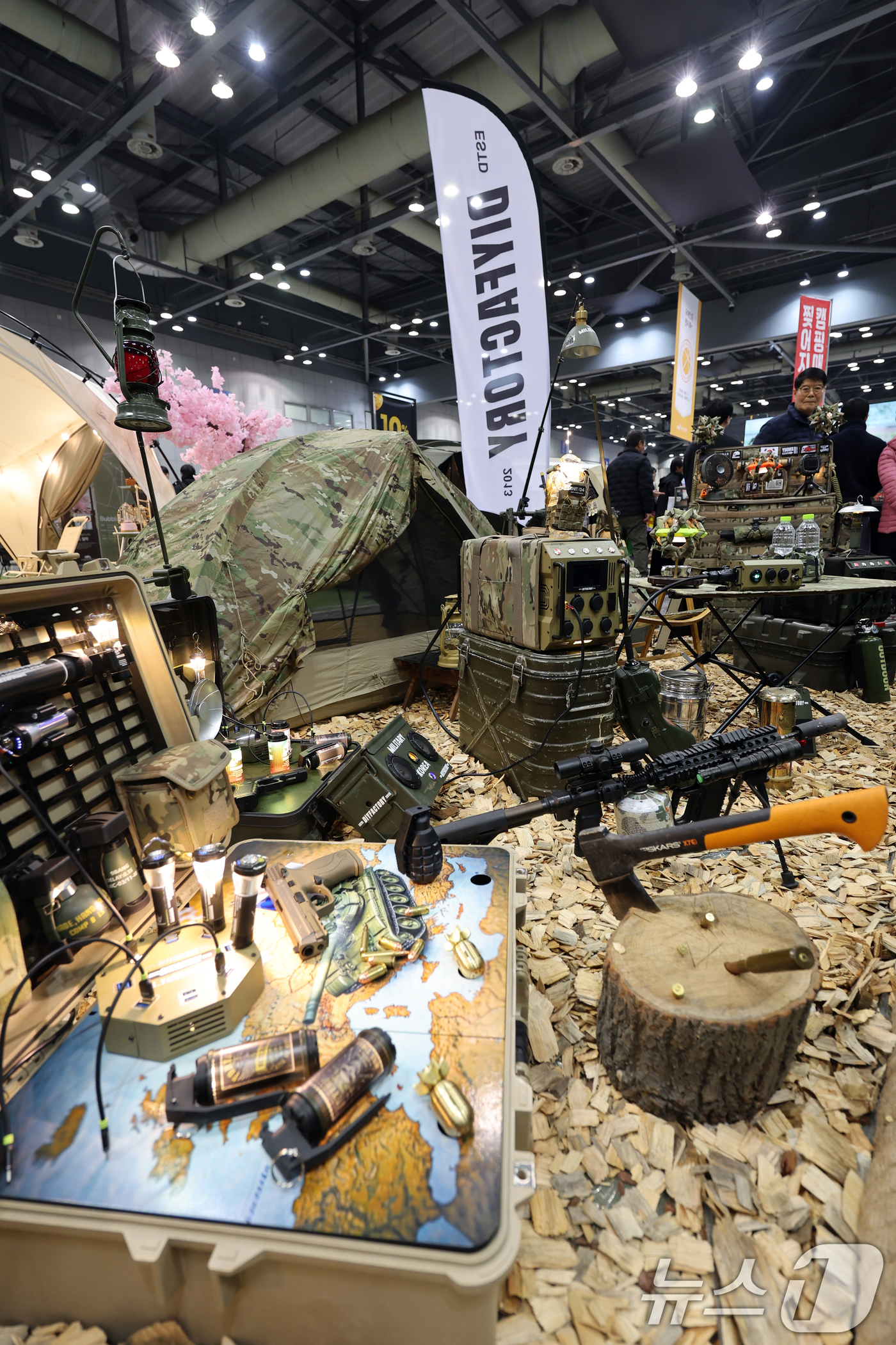 (고양=뉴스1) 황기선 기자 = 6일 경기 고양시 일산서구 킨텍스에서 열린 '2026 캠핑 앤 피크닉 페어'에서 관람객들이 제품을 둘러보고 있다. 2026.3.6/뉴스1