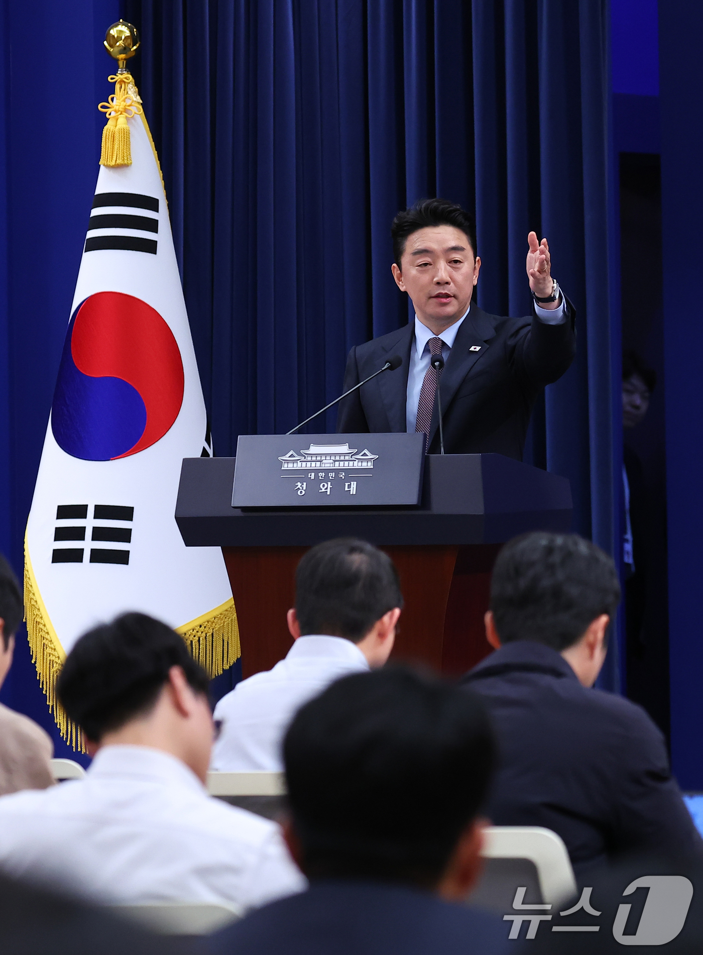 (서울=뉴스1) 허경 기자 = 강훈식 대통령 비서실장이 6일 청와대 춘추관에서 UAE 체류 국민 귀국 지원 및 원유 확보 관련 브리핑을 하고 있다. 2026.3.6/뉴스1