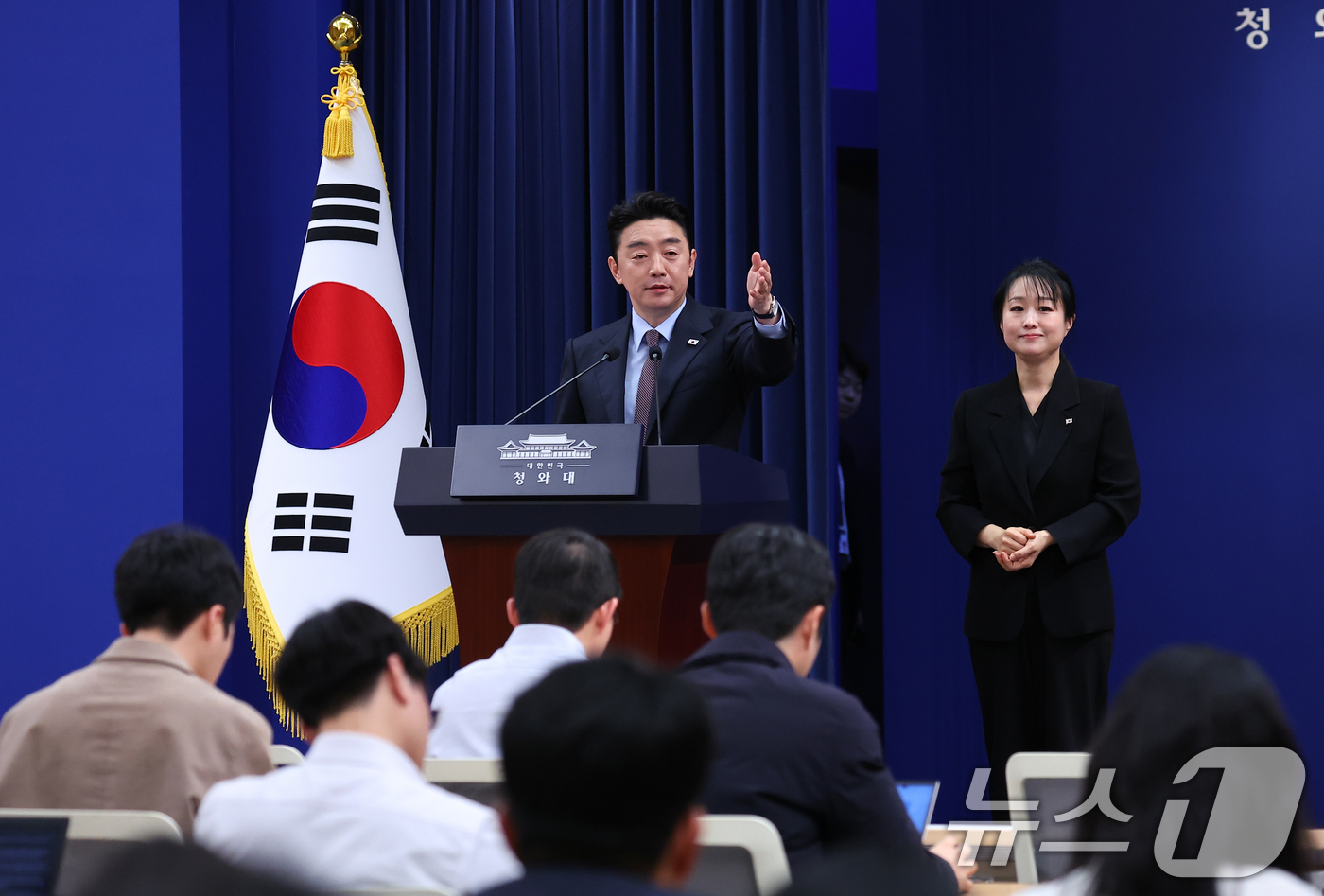 (서울=뉴스1) 허경 기자 = 강훈식 대통령 비서실장이 6일 청와대 춘추관에서 UAE 체류 국민 귀국 지원 및 원유 확보 관련 브리핑을 하고 있다. 2026.3.6/뉴스1