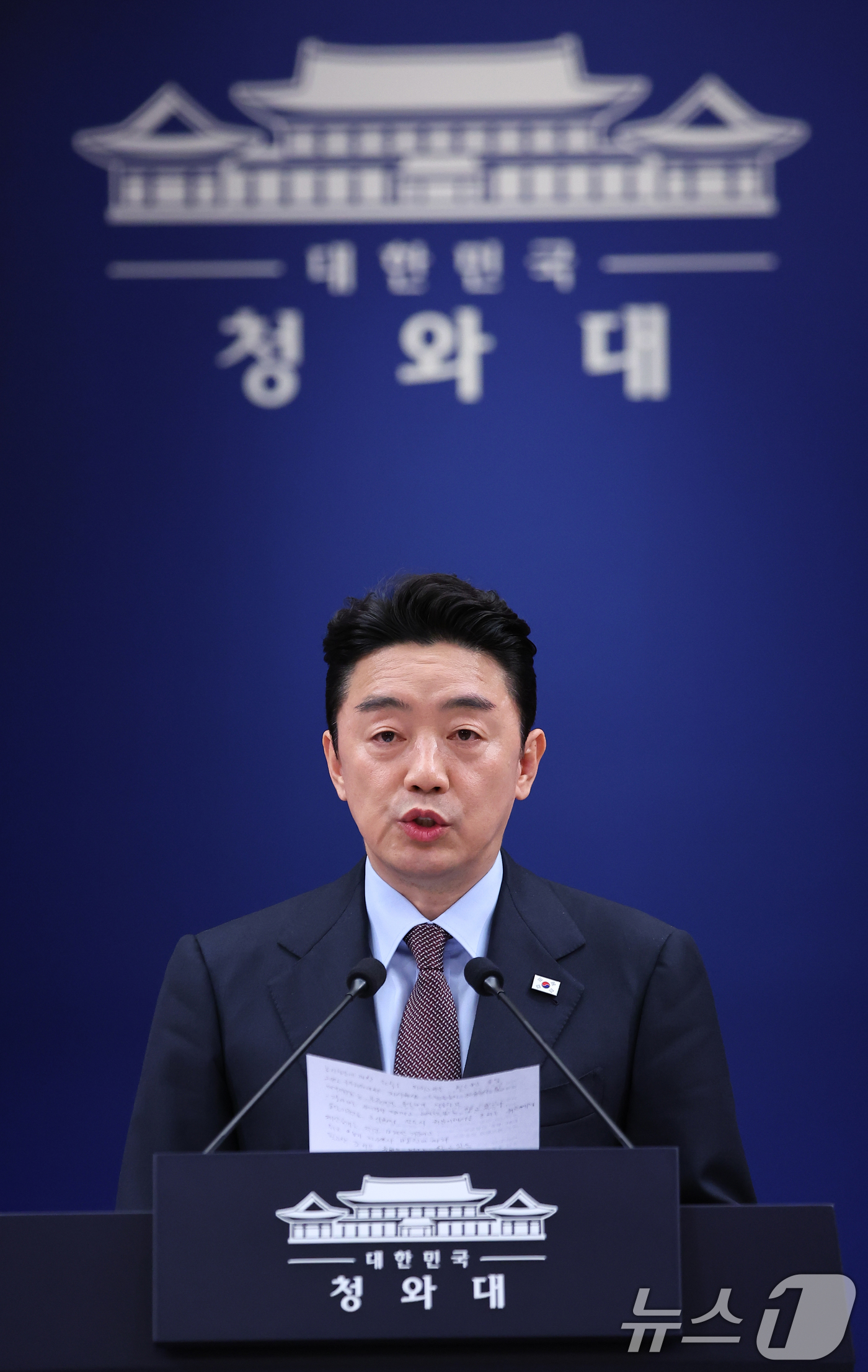 (서울=뉴스1) 허경 기자 = 강훈식 대통령 비서실장이 6일 청와대 춘추관에서 UAE 체류 국민 귀국 지원 및 원유 확보 관련 브리핑을 하고 있다. 2026.3.6/뉴스1