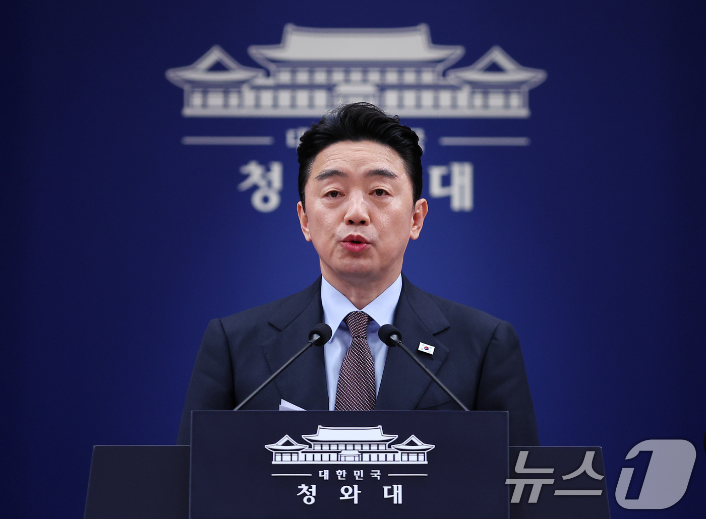 (서울=뉴스1) 허경 기자 = 강훈식 대통령 비서실장이 6일 청와대 춘추관에서 UAE 체류 국민 귀국 지원 및 원유 확보 관련 브리핑을 하고 있다. 2026.3.6/뉴스1