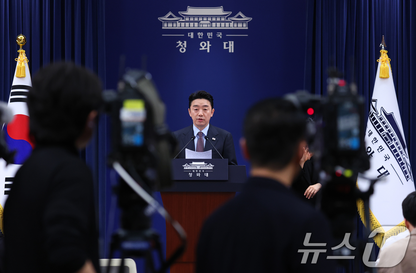 (서울=뉴스1) 허경 기자 = 강훈식 대통령 비서실장이 6일 청와대 춘추관에서 UAE 체류 국민 귀국 지원 및 원유 확보 관련 브리핑을 하고 있다. 2026.3.6/뉴스1