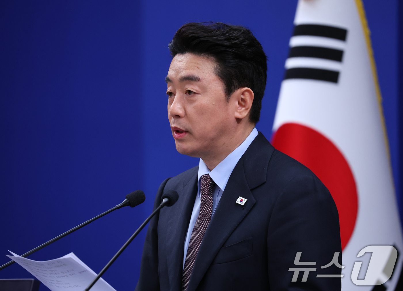 (서울=뉴스1) 허경 기자 = 강훈식 대통령 비서실장이 6일 청와대 춘추관에서 UAE 체류 국민 귀국 지원 및 원유 확보 관련 브리핑을 하고 있다. 2026.3.6/뉴스1