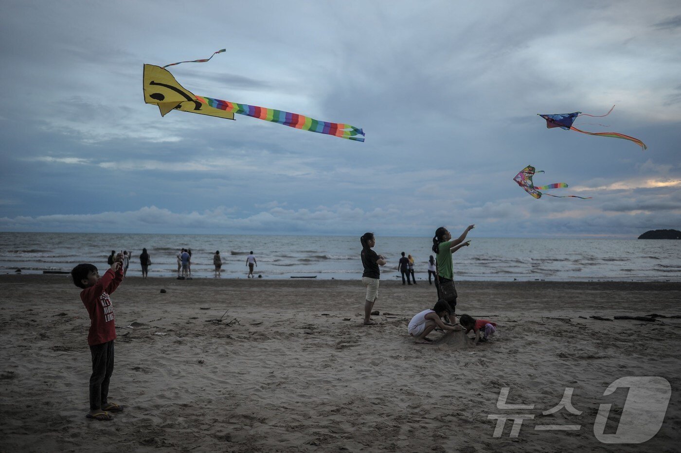 본문 이미지 - 말레이시아 보르네오섬 사바주 코타키나발루의 해변에서 주민들이 연을 날리고 있다. ⓒ AFP=뉴스1