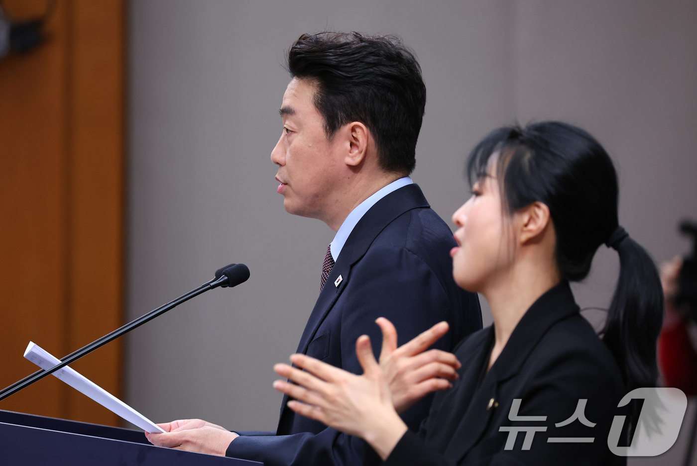 (서울=뉴스1) 허경 기자 = 강훈식 대통령 비서실장이 6일 청와대 춘추관에서 UAE 체류 국민 귀국 지원 및 원유 확보 관련 브리핑을 하고 있다. 2026.3.6/뉴스1