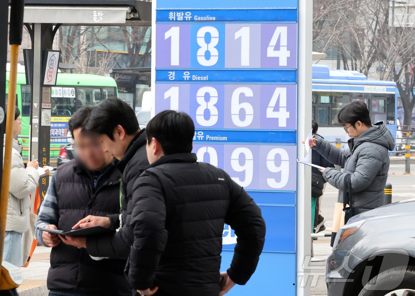 본문 이미지 - 정부가 국제유가 상승 국면을 틈탄 가격 담합이나 매점매석 등 불법 행위에 대해 엄정 단속에 나서겠다고 밝힌 6일 오후 서울의 한 주유소에서 지자체 및 한국석유관리원 관계자들이 가격표지판과 정량검사를 하고 있다. 2026.3.6 ⓒ 뉴스1 김진환 기자