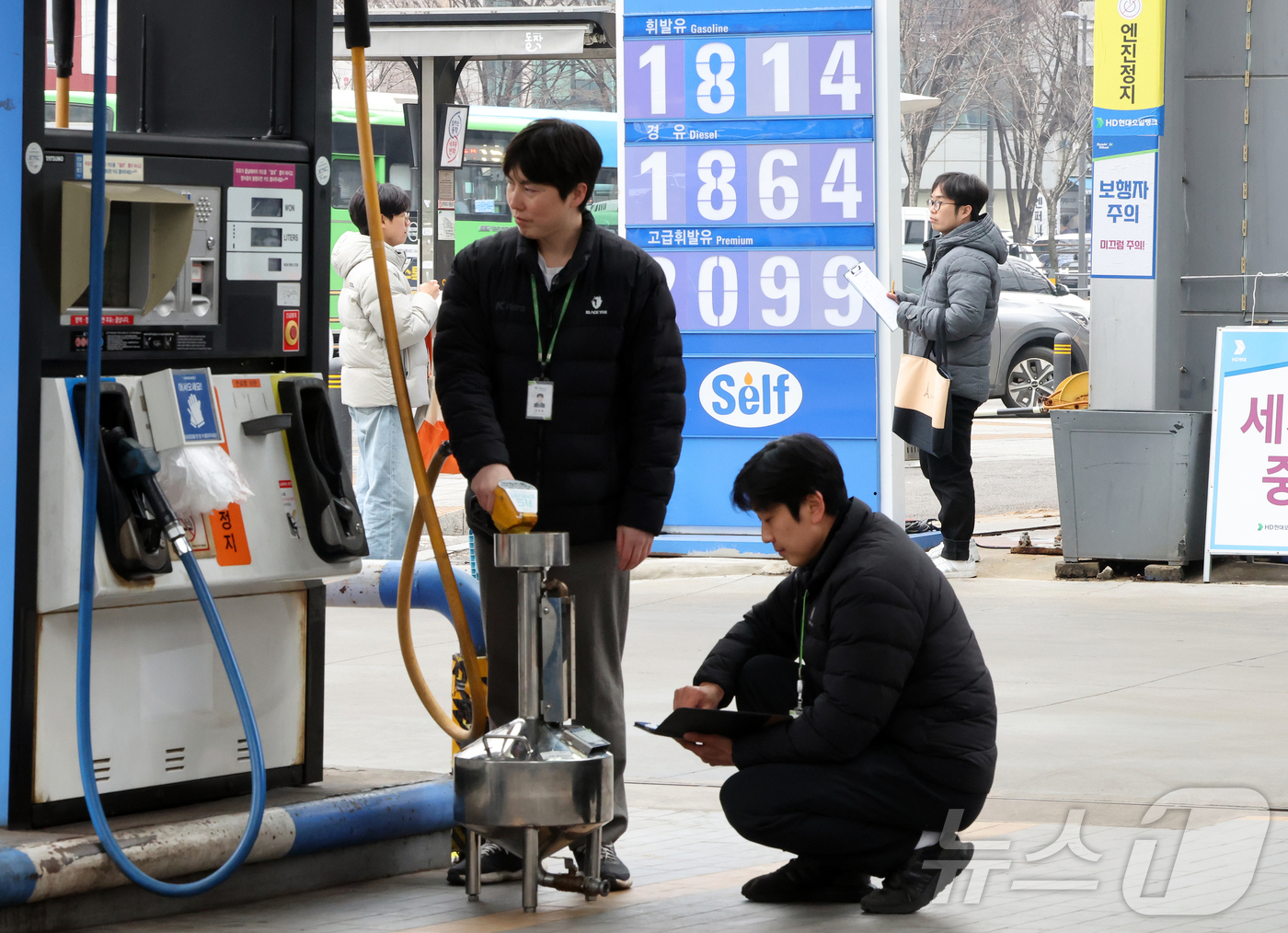 (서울=뉴스1) 김진환 기자 = 정부가 국제유가 상승 국면을 틈탄 가격 담합이나 매점매석 등 불법 행위에 대해 엄정 단속에 나서겠다고 밝힌 6일 오후 서울의 한 주유소에서 지자체 …