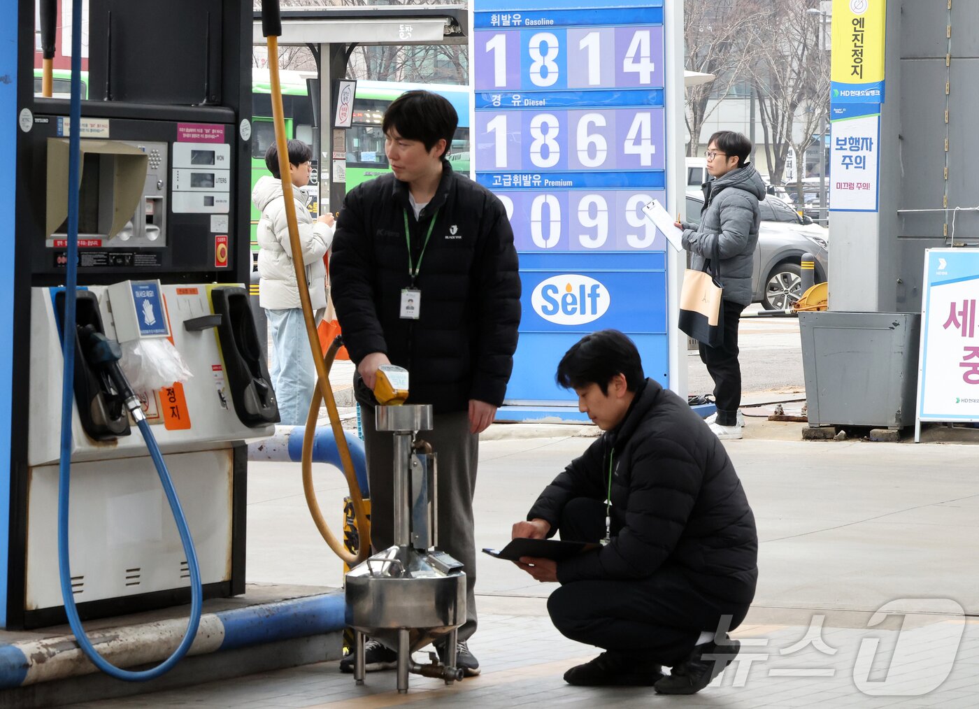 본문 이미지 - 정부가 국제유가 상승 국면을 틈탄 가격 담합이나 매점매석 등 불법 행위에 대해 엄정 단속에 나서겠다고 밝힌 6일 오후 서울의 한 주유소에서 지자체 및 한국석유관리원 관계자들이 가격표지판과 정량검사를 하고 있다. 2026.3.6 ⓒ 뉴스1 김진환 기자