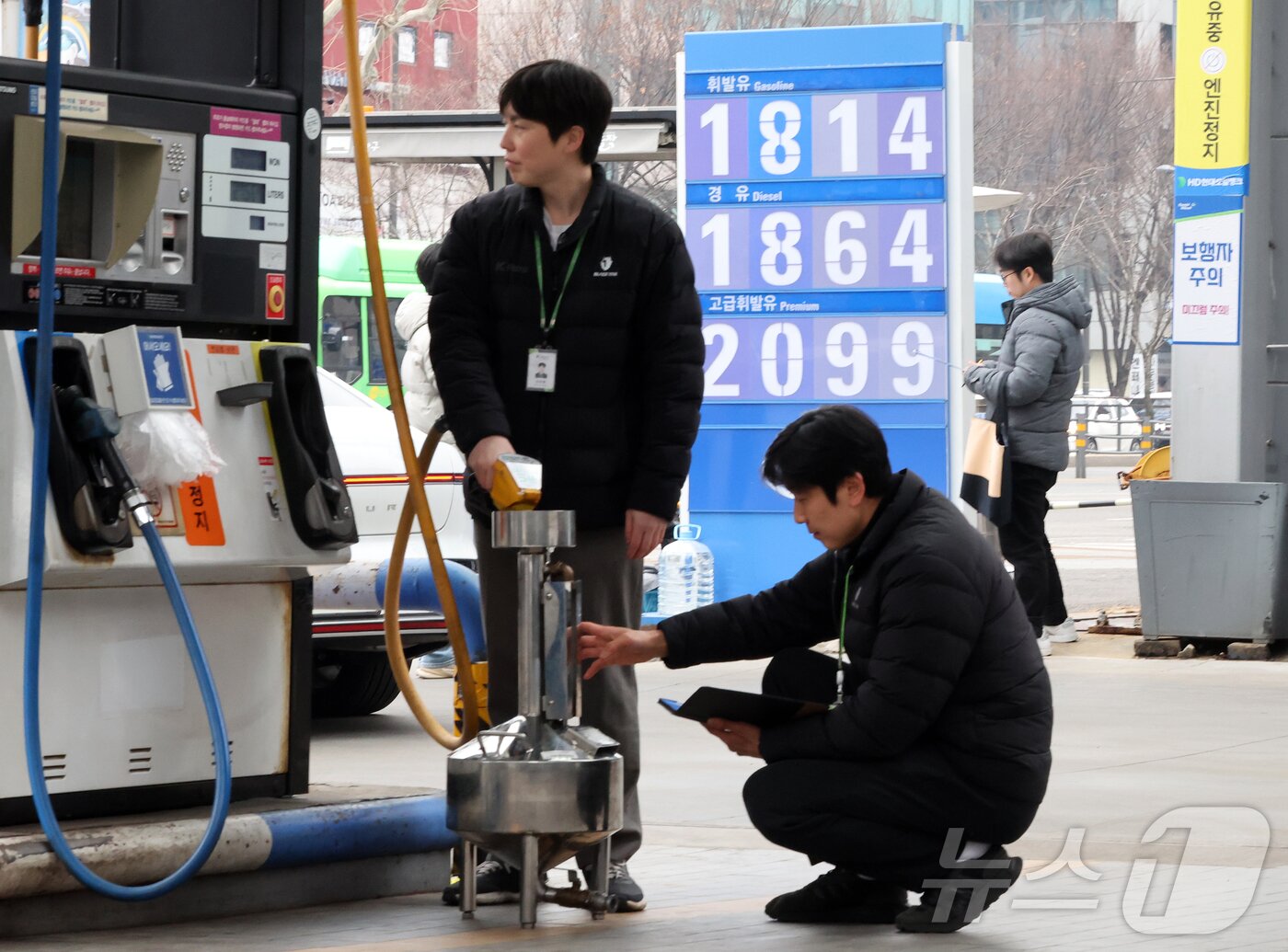 본문 이미지 - 정부가 국제유가 상승 국면을 틈탄 가격 담합이나 매점매석 등 불법 행위에 대해 엄정 단속에 나서겠다고 밝힌 6일 오후 서울의 한 주유소에서 지자체 및 한국석유관리원 관계자들이 가격표지판과 정량검사를 하고 있다. 2026.3.6 ⓒ 뉴스1 김진환 기자
