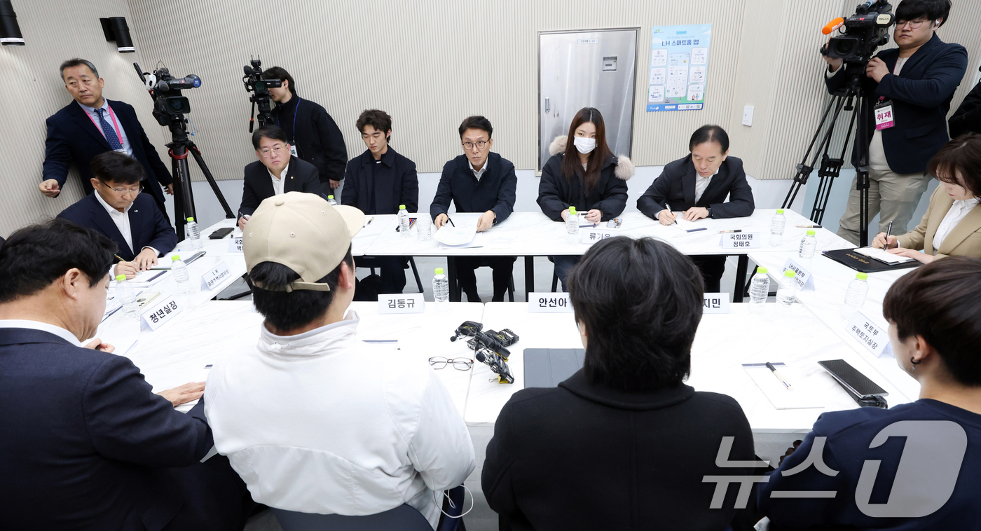 (서울=뉴스1) 김명섭 기자 = 김민석 국무총리가 6일 오후 서울 관악구 청년 공공임대주택(행복주택)에서 열린 '젊은 한국 투어' 청년 공공임대주택 거주 청년과의 간담회에서 애로사 …