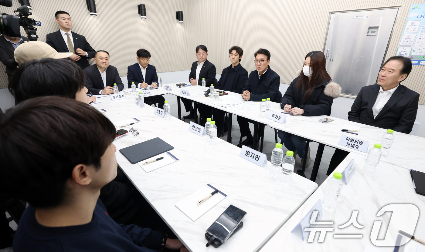 (서울=뉴스1) 김명섭 기자 = 김민석 국무총리가 6일 오후 서울 관악구 청년 공공임대주택(행복주택)에서 열린 '젊은 한국 투어' 청년 공공임대주택 거주 청년과의 간담회에서 애로사 …